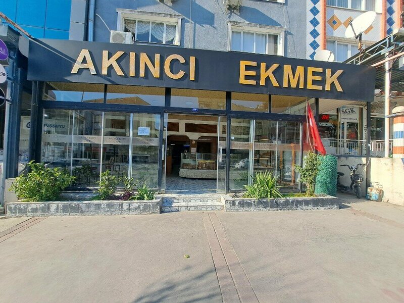 Akıncı Ekmek mağaza önü